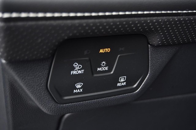 Volkswagen Atlas Cross Sport Vehicle Image 11