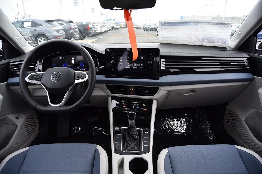 Volkswagen Jetta Vehicle Full-screen Gallery Image 7