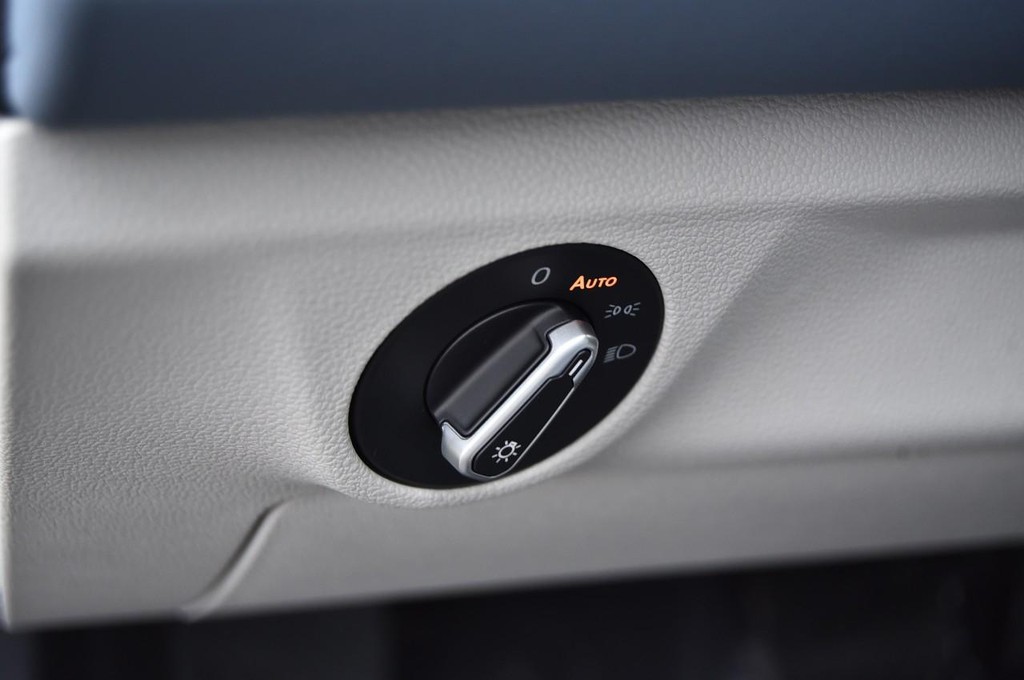 Volkswagen Jetta Vehicle Full-screen Gallery Image 11