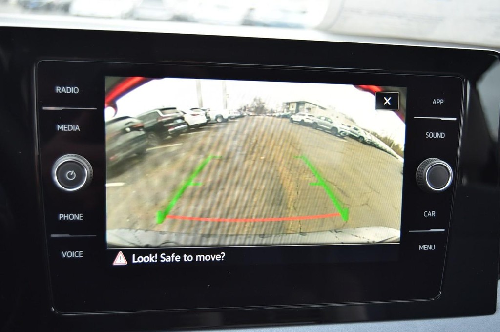 Volkswagen Jetta Vehicle Full-screen Gallery Image 13