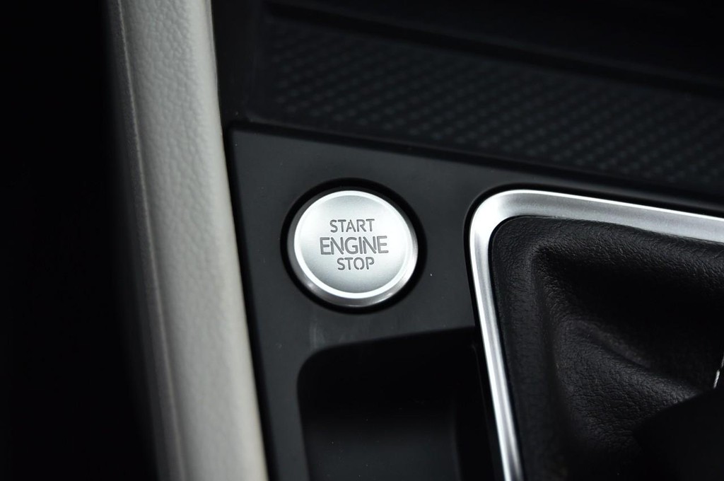 Volkswagen Jetta Vehicle Full-screen Gallery Image 17