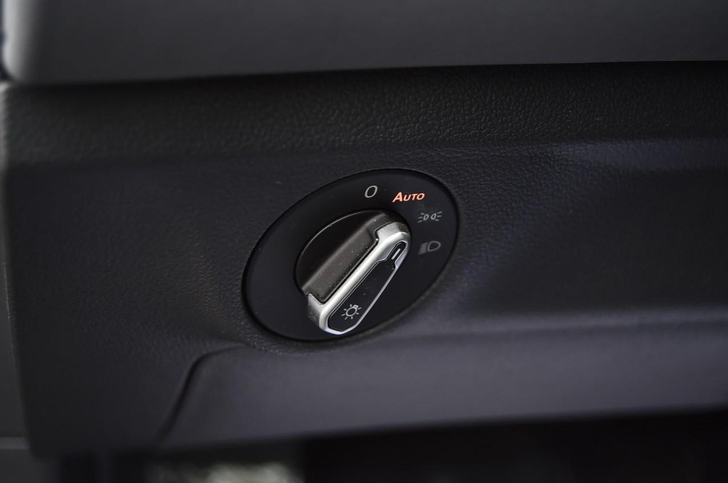 Volkswagen Jetta Vehicle Full-screen Gallery Image 11