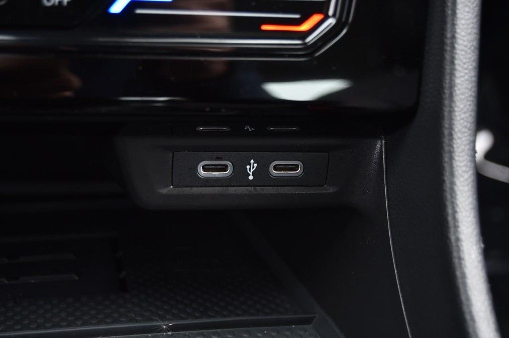 Volkswagen Jetta Vehicle Full-screen Gallery Image 16