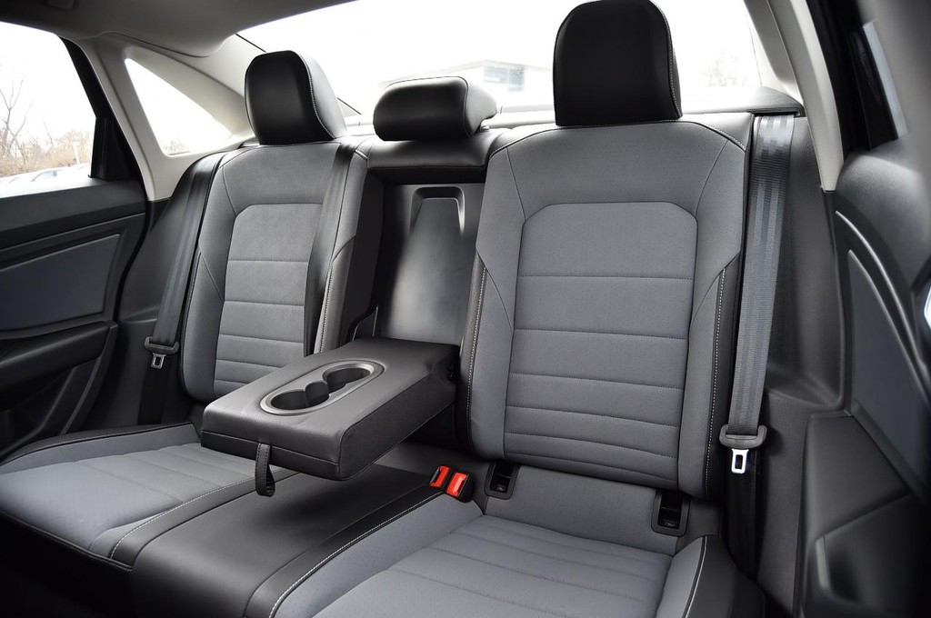 Volkswagen Jetta Vehicle Full-screen Gallery Image 23