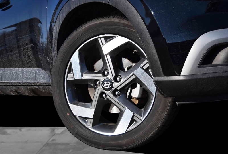 Hyundai Venue Vehicle Full-screen Gallery Image 03