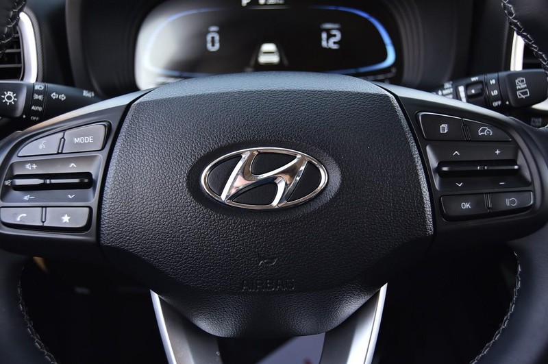 Hyundai Venue Vehicle Full-screen Gallery Image 19