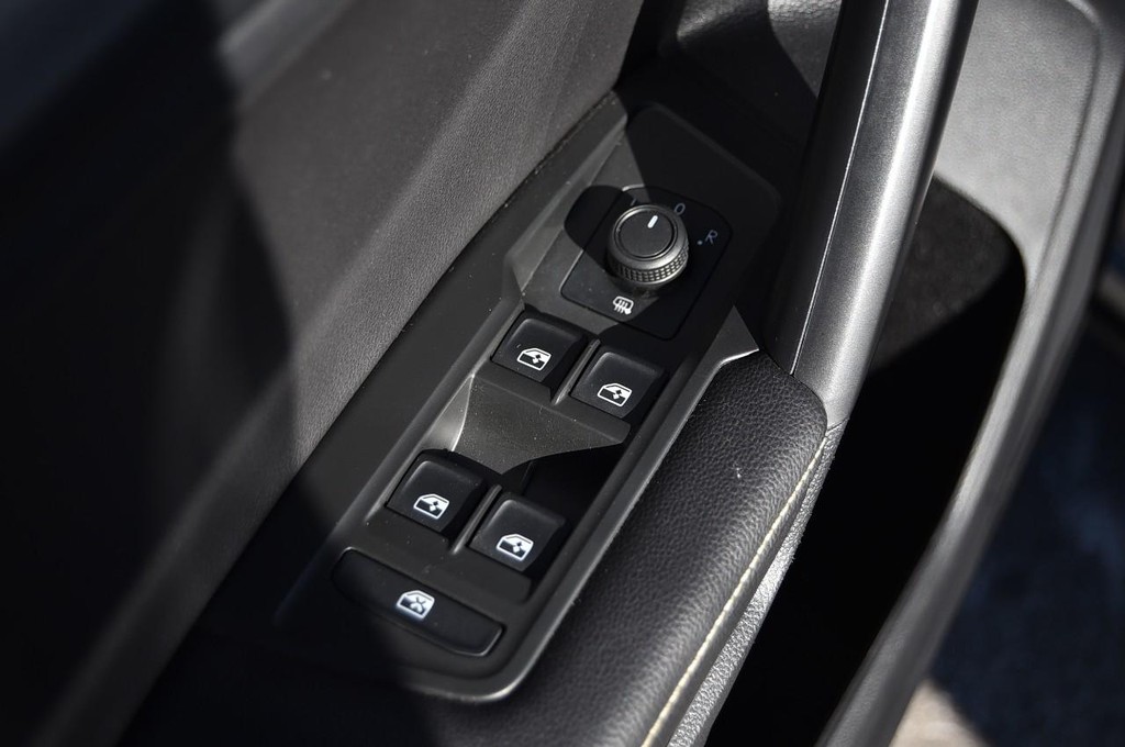 Volkswagen Tiguan Vehicle Full-screen Gallery Image 8