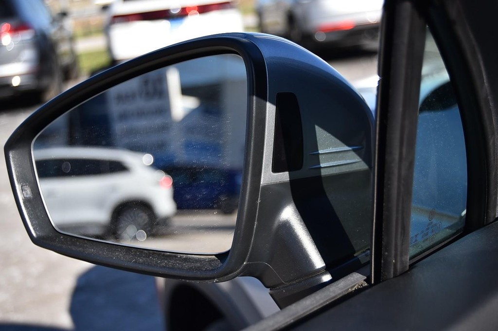 Volkswagen Tiguan Vehicle Full-screen Gallery Image 9