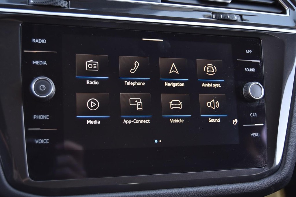 Volkswagen Tiguan Vehicle Full-screen Gallery Image 13