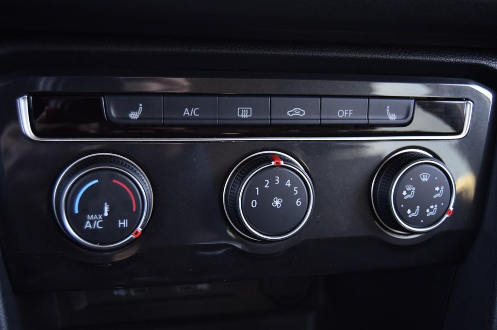 Volkswagen Tiguan Vehicle Full-screen Gallery Image 14