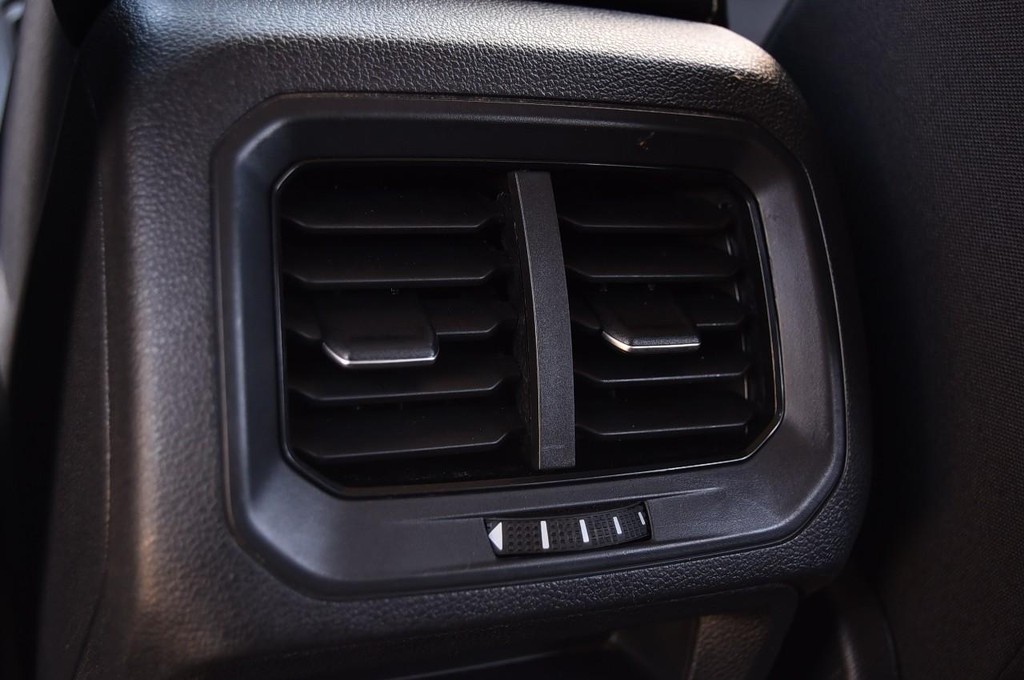 Volkswagen Tiguan Vehicle Full-screen Gallery Image 22