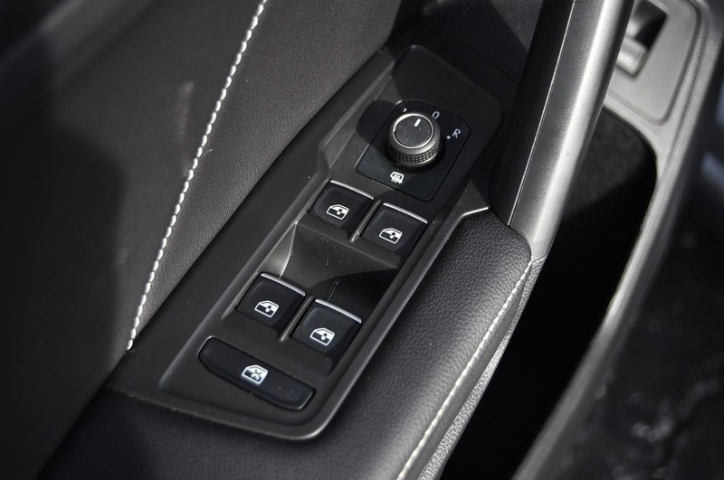 Volkswagen Tiguan Vehicle Full-screen Gallery Image 8