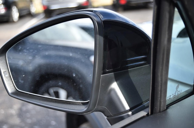 Volkswagen Tiguan Vehicle Full-screen Gallery Image 10