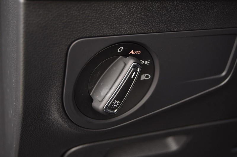 Volkswagen Tiguan Vehicle Full-screen Gallery Image 11