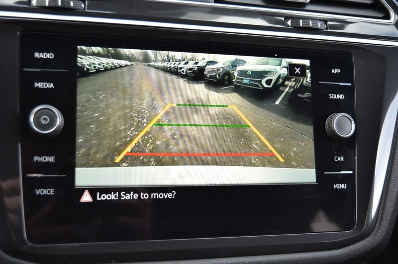 Volkswagen Tiguan Vehicle Full-screen Gallery Image 14