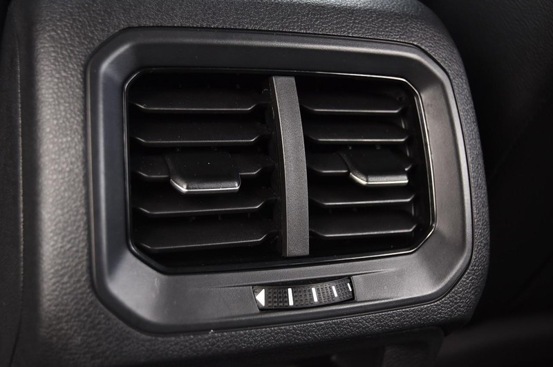 Volkswagen Tiguan Vehicle Full-screen Gallery Image 24