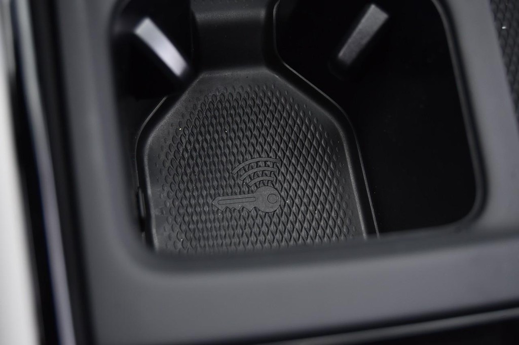 Volkswagen Tiguan Vehicle Full-screen Gallery Image 15