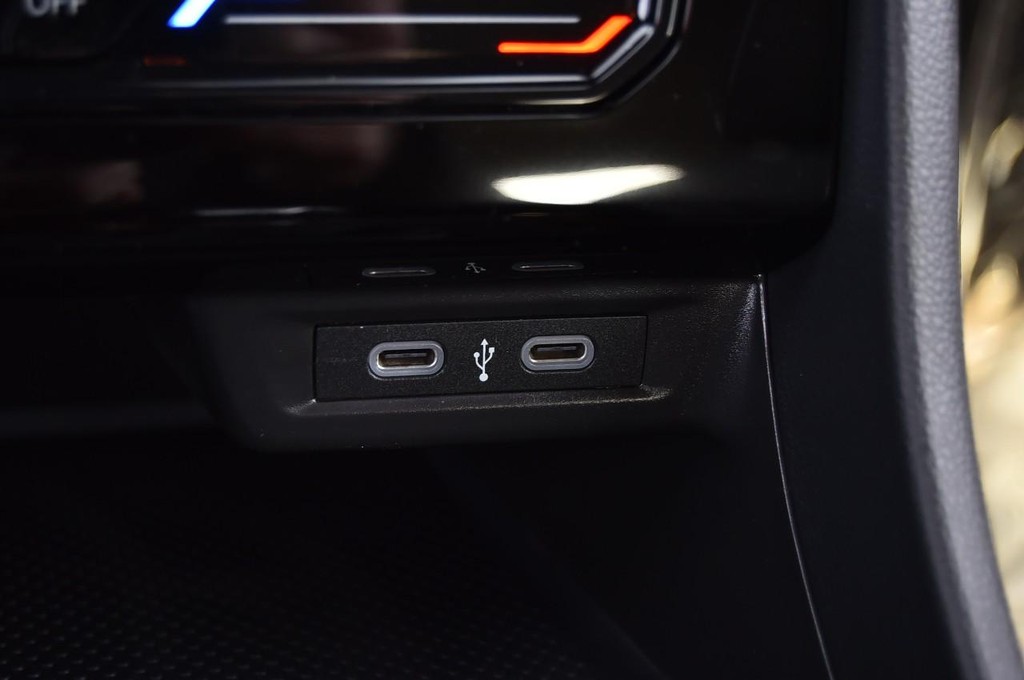 Volkswagen Jetta Vehicle Full-screen Gallery Image 16