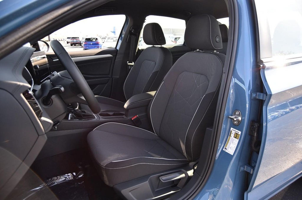 Volkswagen Jetta Vehicle Full-screen Gallery Image 19