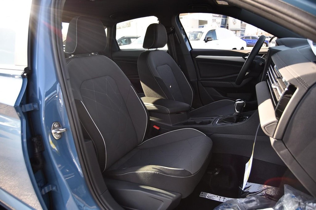 Volkswagen Jetta Vehicle Full-screen Gallery Image 20