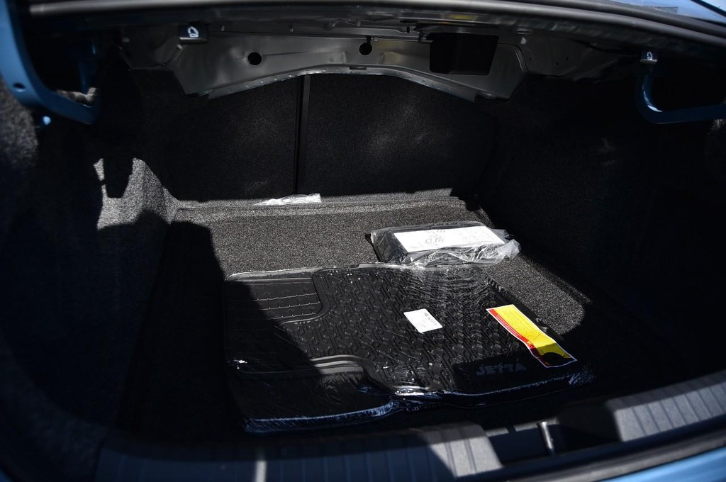 Volkswagen Jetta Vehicle Full-screen Gallery Image 22