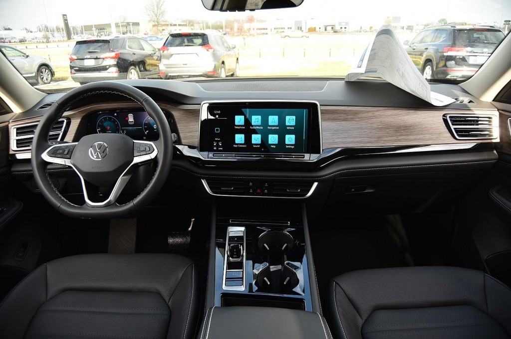 Volkswagen Atlas Vehicle Full-screen Gallery Image 7