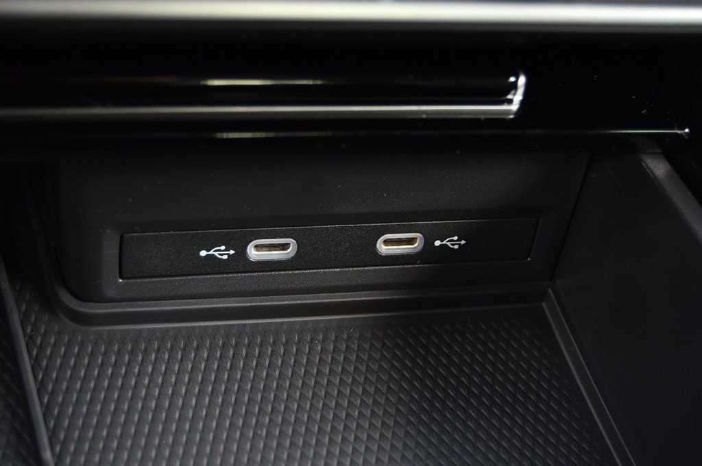 Volkswagen Atlas Vehicle Full-screen Gallery Image 16