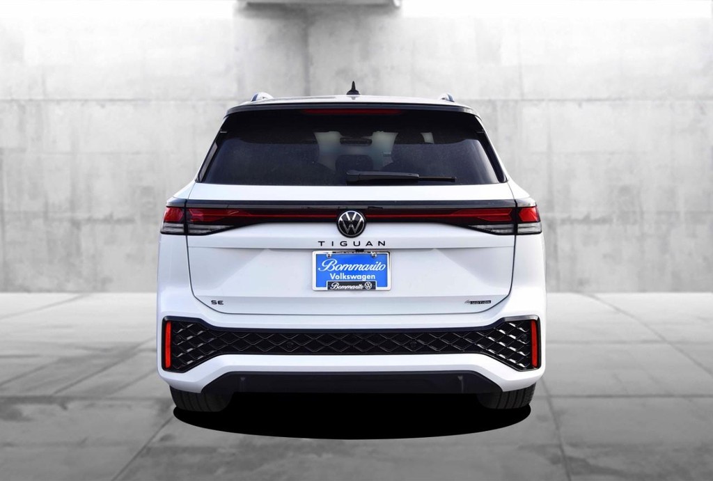 Volkswagen Tiguan Vehicle Full-screen Gallery Image 6