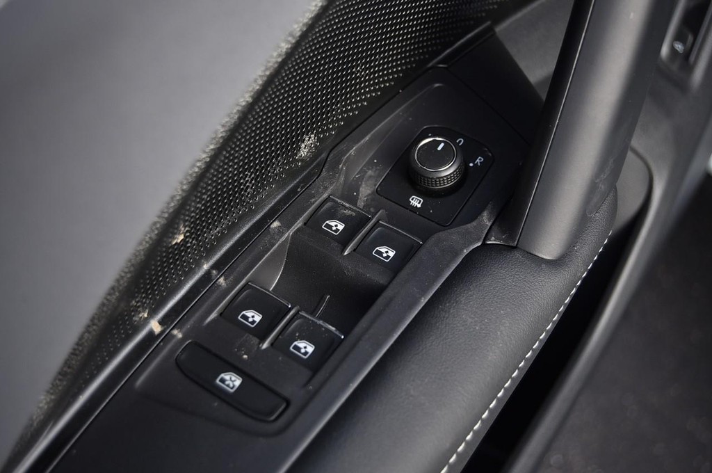 Volkswagen Tiguan Vehicle Full-screen Gallery Image 8