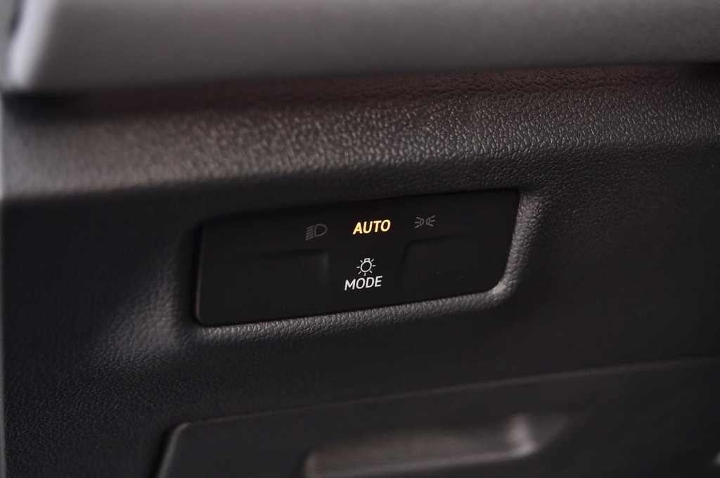 Volkswagen Tiguan Vehicle Full-screen Gallery Image 11