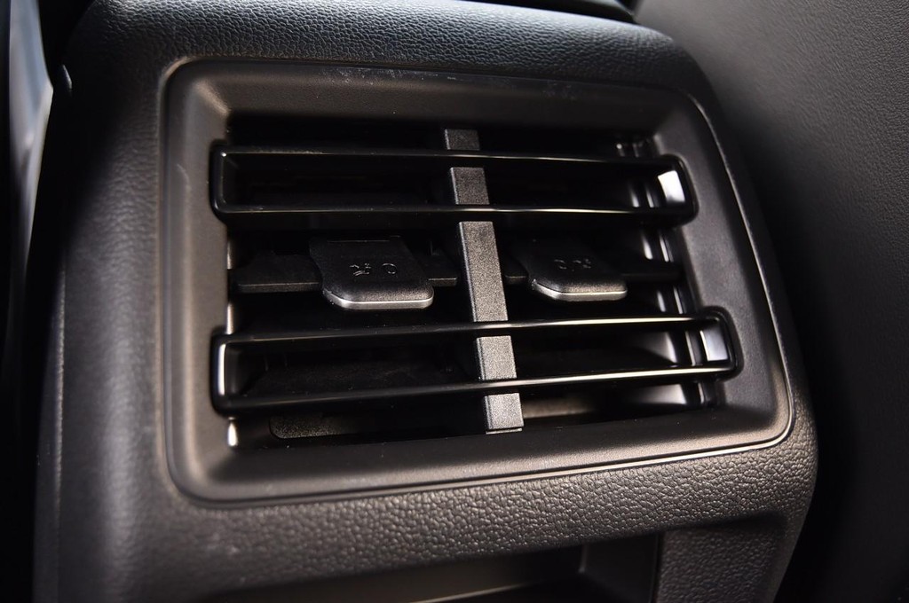 Volkswagen Tiguan Vehicle Full-screen Gallery Image 23