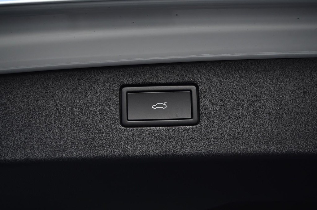 Volkswagen Tiguan Vehicle Full-screen Gallery Image 26