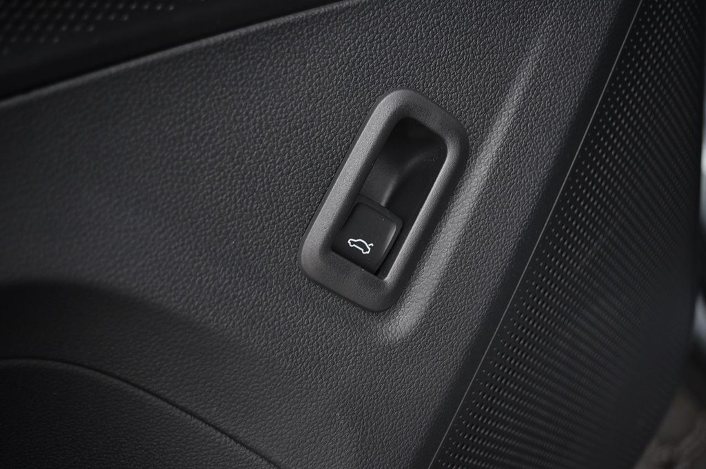 Volkswagen Tiguan Vehicle Full-screen Gallery Image 9