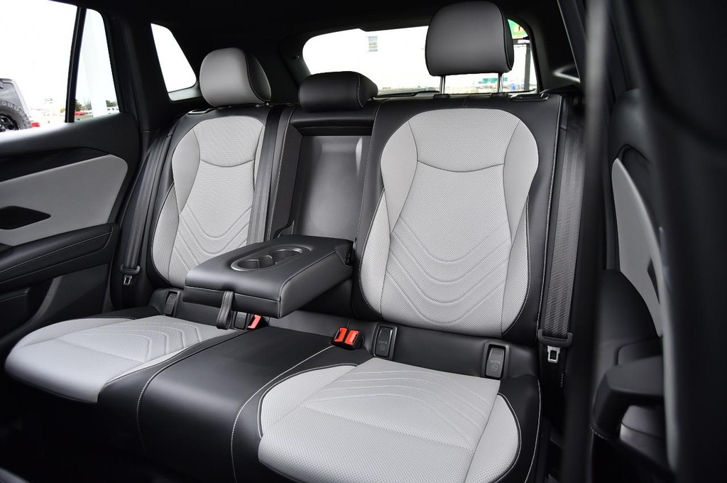 Volkswagen Tiguan Vehicle Full-screen Gallery Image 22