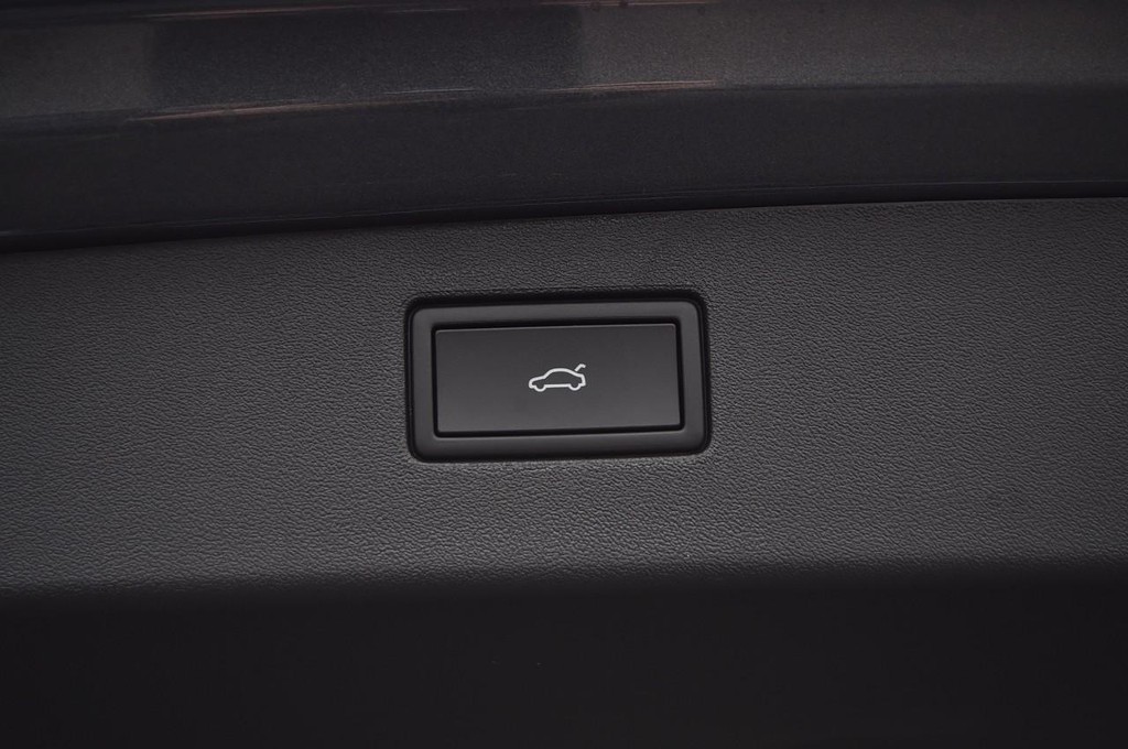 Volkswagen Tiguan Vehicle Full-screen Gallery Image 26