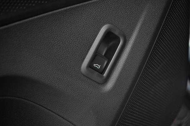 Volkswagen Tiguan Vehicle Image 09