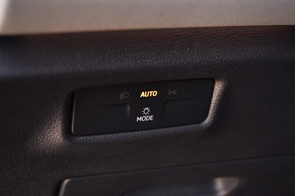 Volkswagen Tiguan Vehicle Full-screen Gallery Image 11