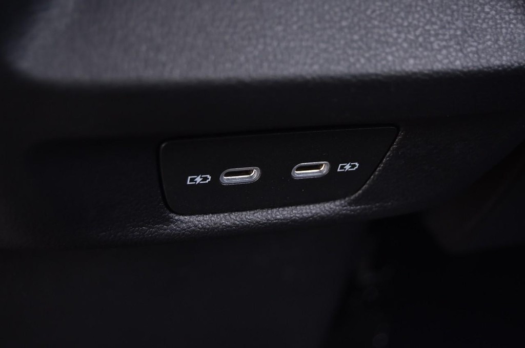 Volkswagen Tiguan Vehicle Full-screen Gallery Image 24