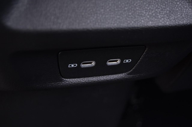 Volkswagen Tiguan Vehicle Image 24