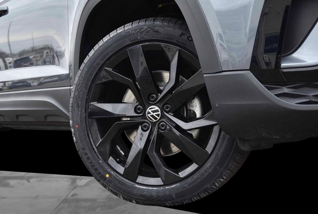 Volkswagen Taos Vehicle Full-screen Gallery Image 3