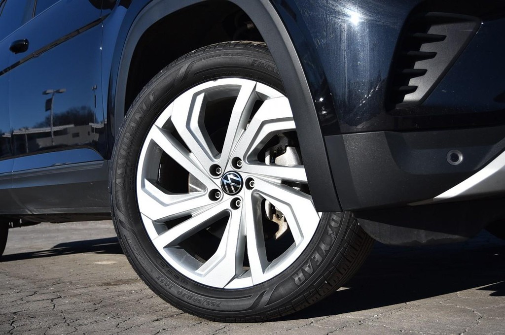 Volkswagen Atlas Vehicle Full-screen Gallery Image 3