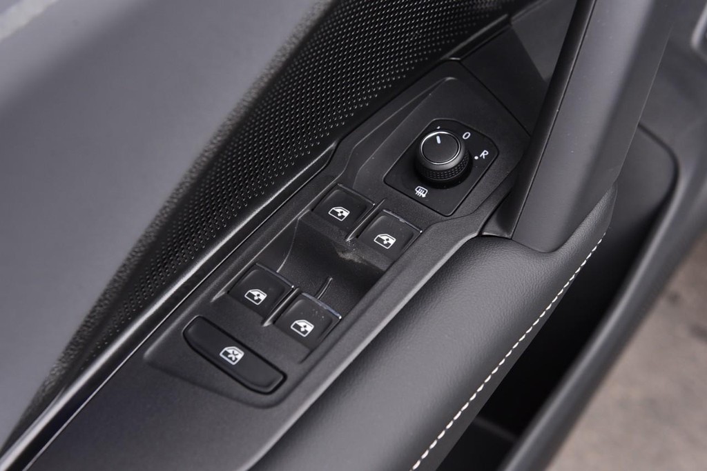 Volkswagen Tiguan Vehicle Full-screen Gallery Image 8