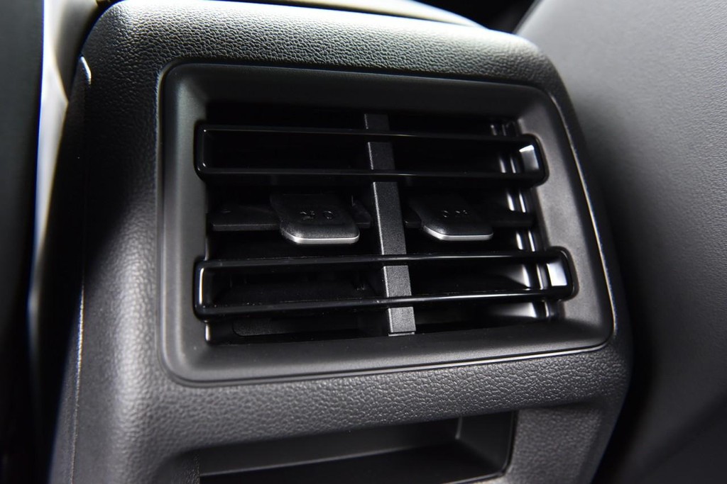 Volkswagen Tiguan Vehicle Full-screen Gallery Image 23