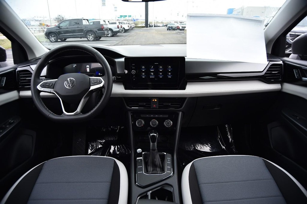 Volkswagen Taos Vehicle Full-screen Gallery Image 7