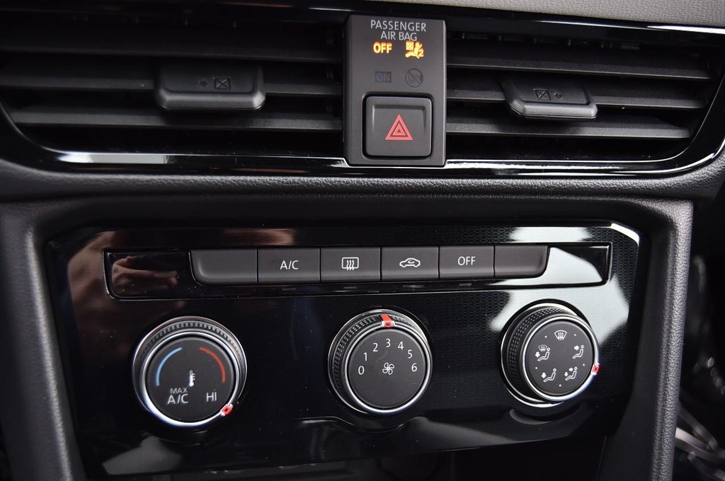 Volkswagen Taos Vehicle Full-screen Gallery Image 14