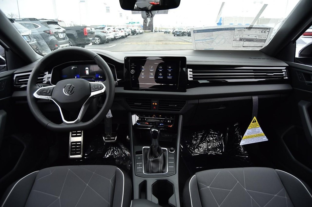 Volkswagen Jetta Vehicle Full-screen Gallery Image 7