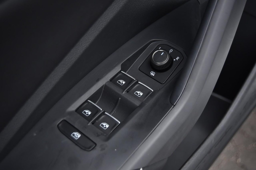 Volkswagen Jetta Vehicle Full-screen Gallery Image 8