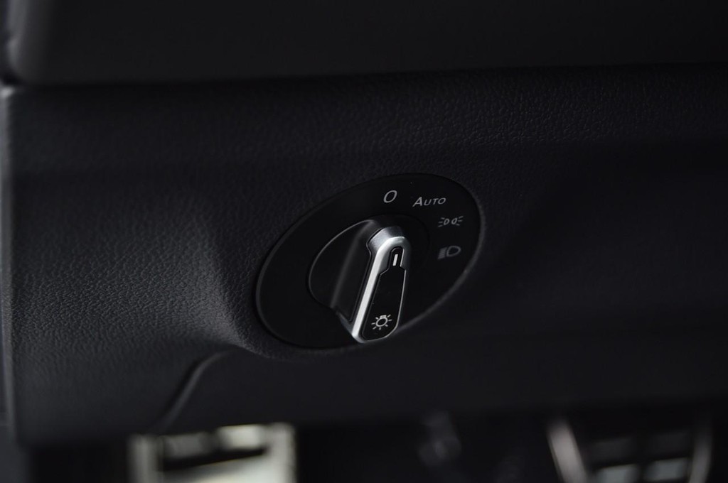 Volkswagen Jetta Vehicle Full-screen Gallery Image 11