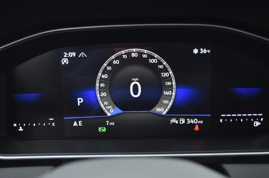 Volkswagen Jetta Vehicle Full-screen Gallery Image 12