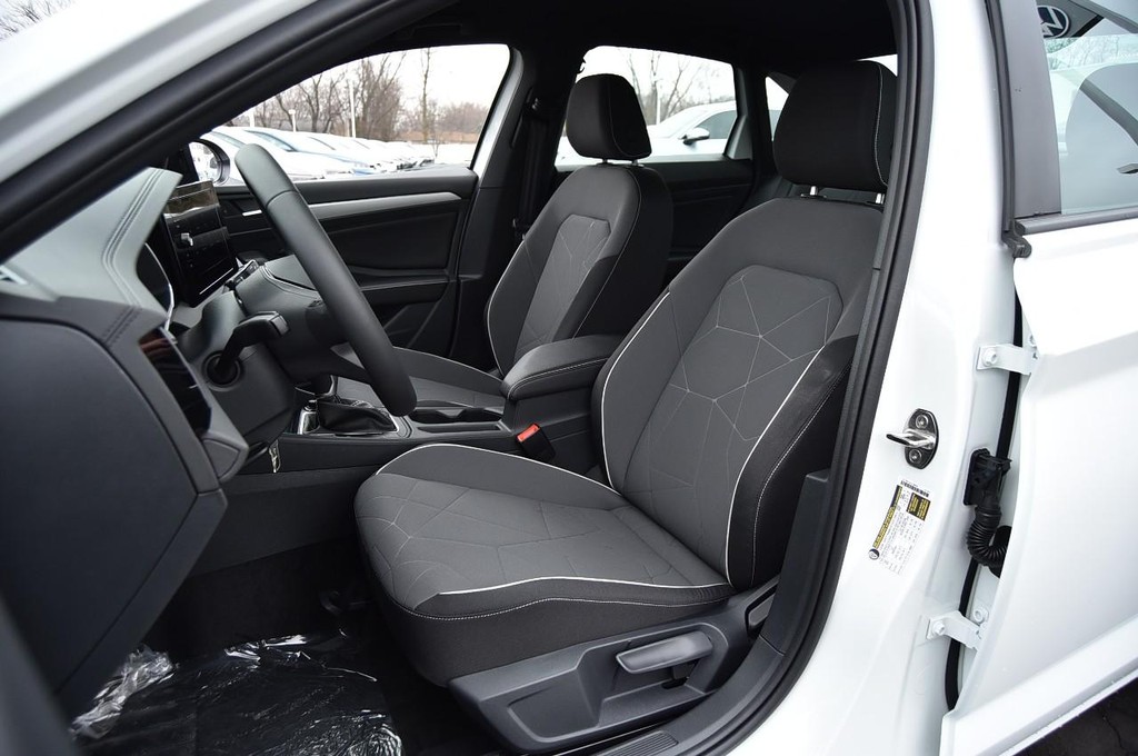 Volkswagen Jetta Vehicle Full-screen Gallery Image 19